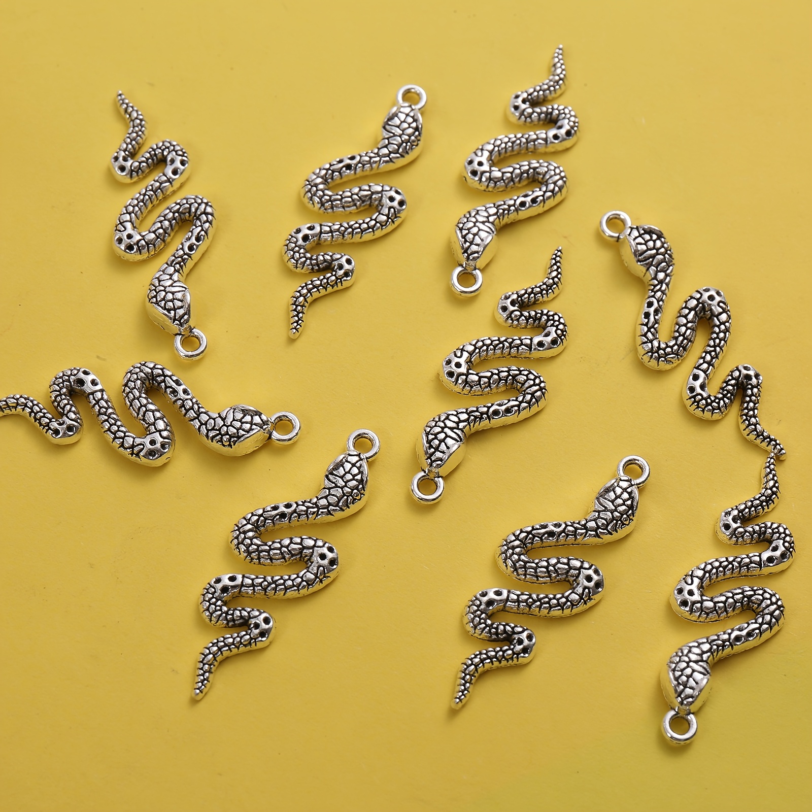 7pcs Distressed Embossed Serpentine Small Pendant Set